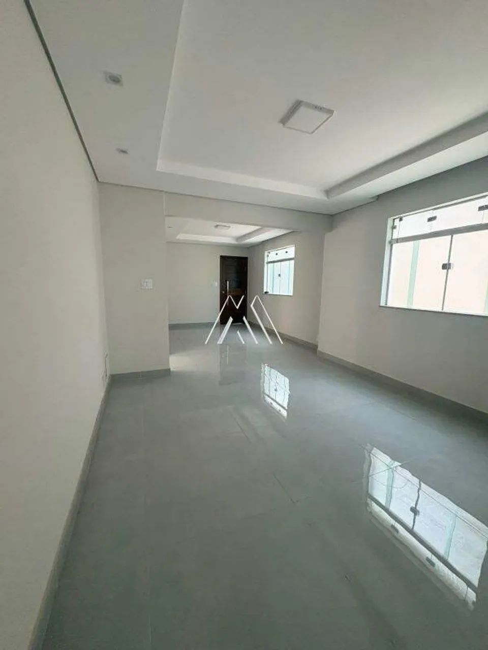 Vendo casa em Itaúna com 03 quartos com garagem em ótima localização
