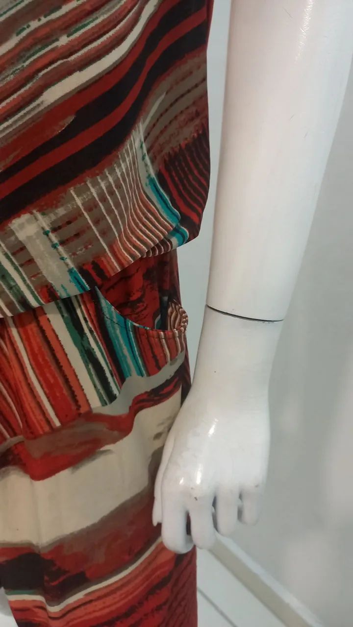 Macacão  estampado de alça  vermelho  tamanho  M  usado  - Foto 4