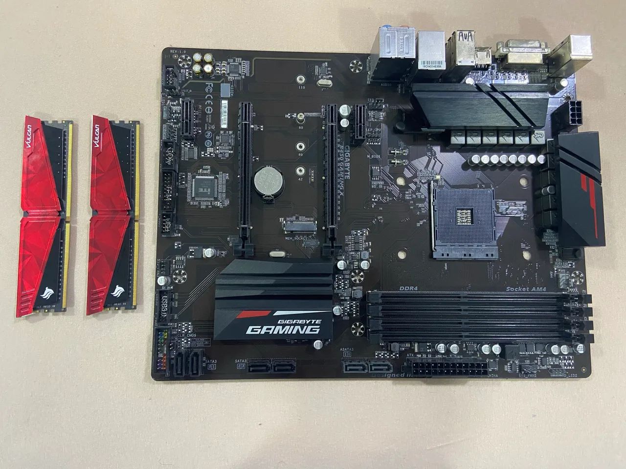 Kit B450 Gigabyte DDR4 + 2x8gb ram