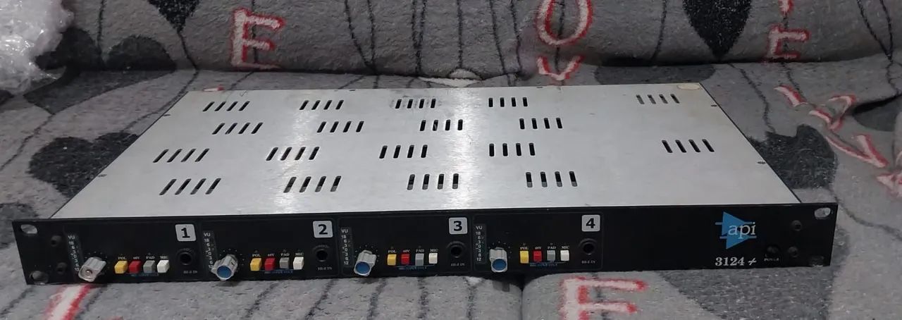 API 3124 + 4 Channel Preamp Mic Pré Amplificador 