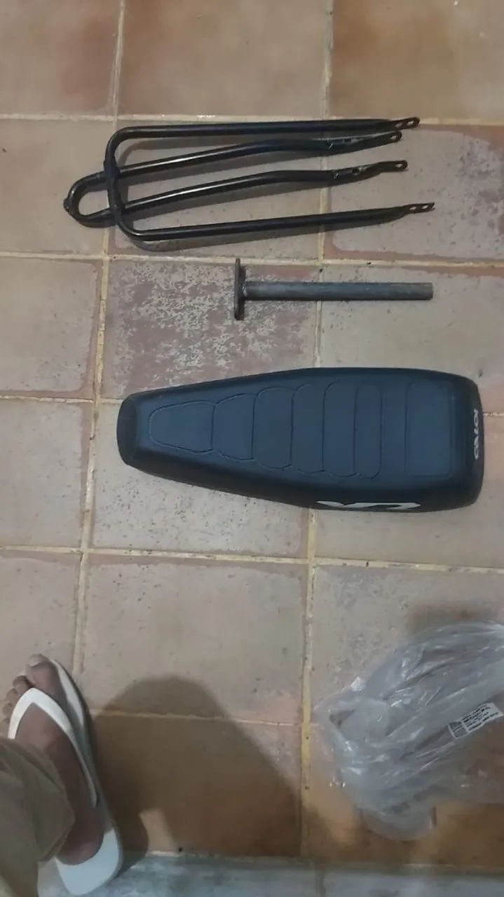 Vende-se: Bagageiro de bicicleta completo (acompanha suporte, pino e assento). - Foto 3