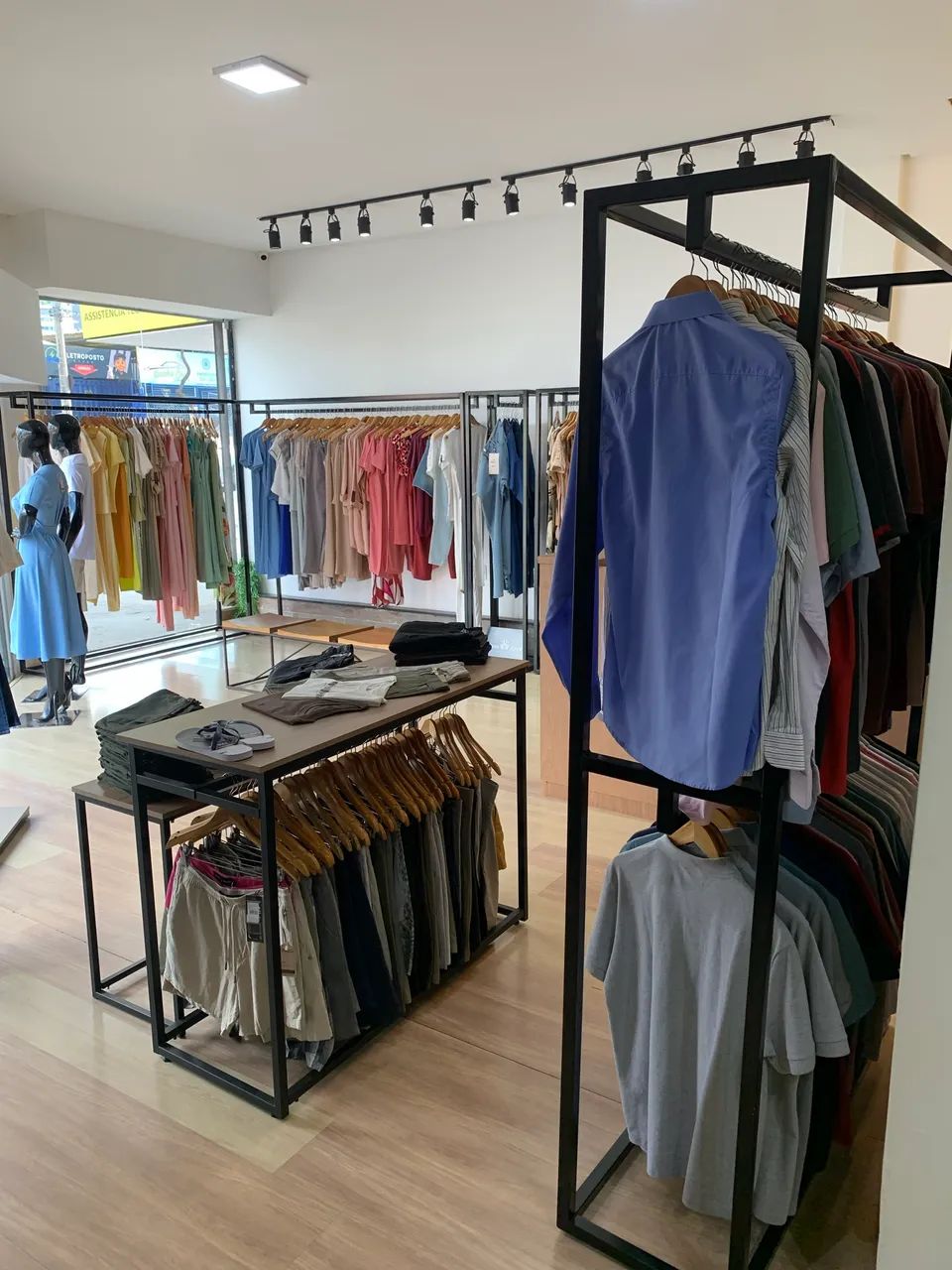 Estoque de roupas e móveis para loja de roupa  - Foto 3