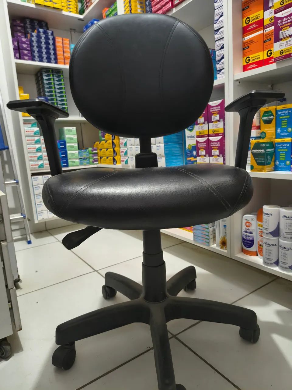 Cadeira escritório em couro, não tem defeito! - Foto 4