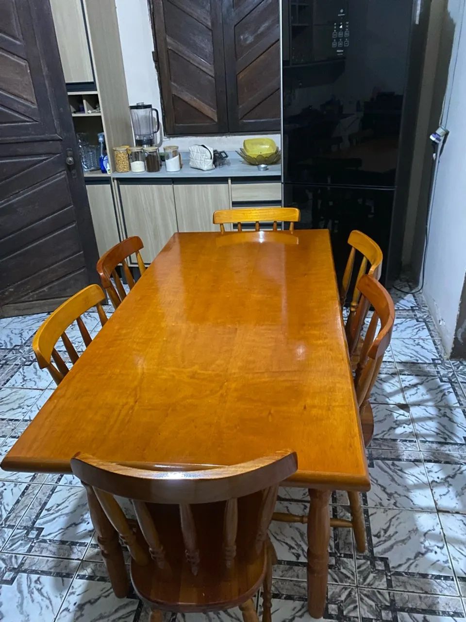 Vendo mesa de jantar de madeira com 6 cadeiras