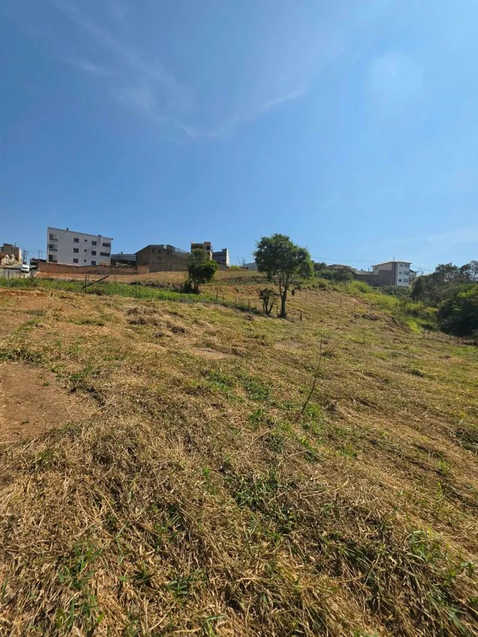 ÁREA DE 2.500 m² DENTRO DA CIDADE/CARMÓPOLIS DE MINAS