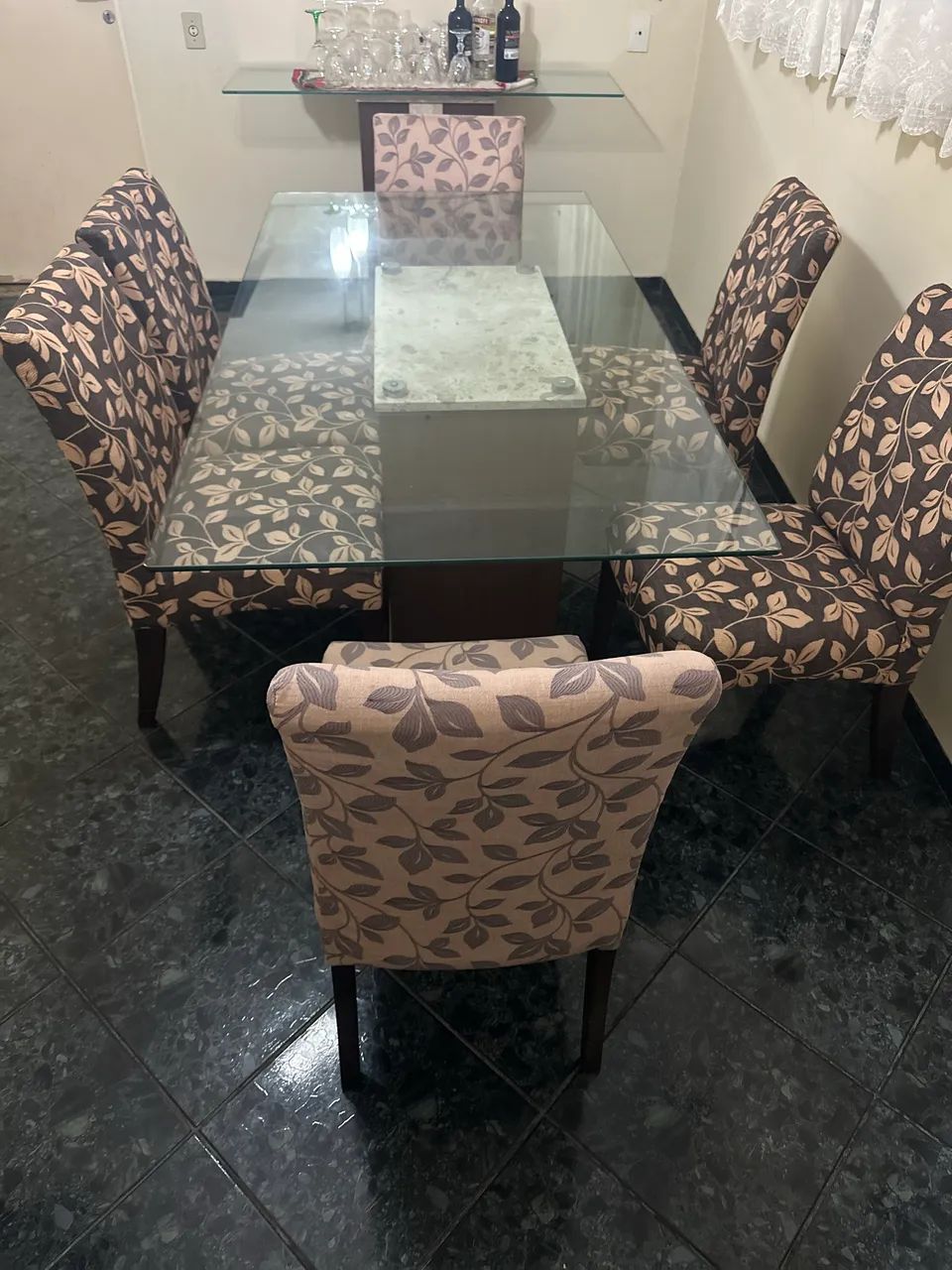 Mesa de vidro com 6 cadeiras e aparador de vidro - Foto 3