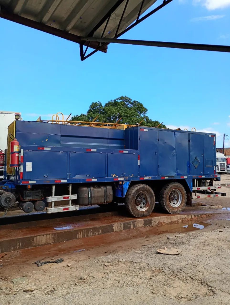 CARROÇERIA COMBOIO DE LUBRIFICAÇAO E ABASTEÇINTO/MELOSA - Foto 4