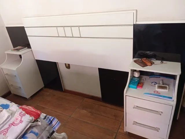 Cabeceira de cama com 2 criados 