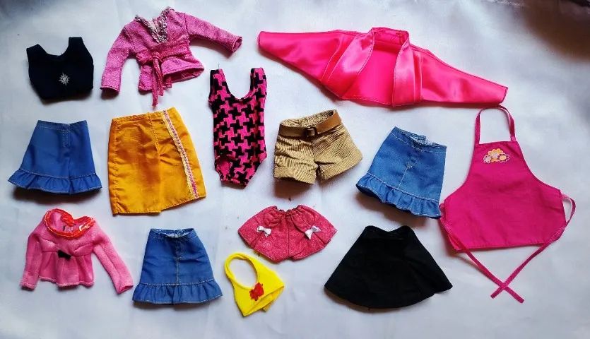 Lote de roupas para boneca Barbie e Susi