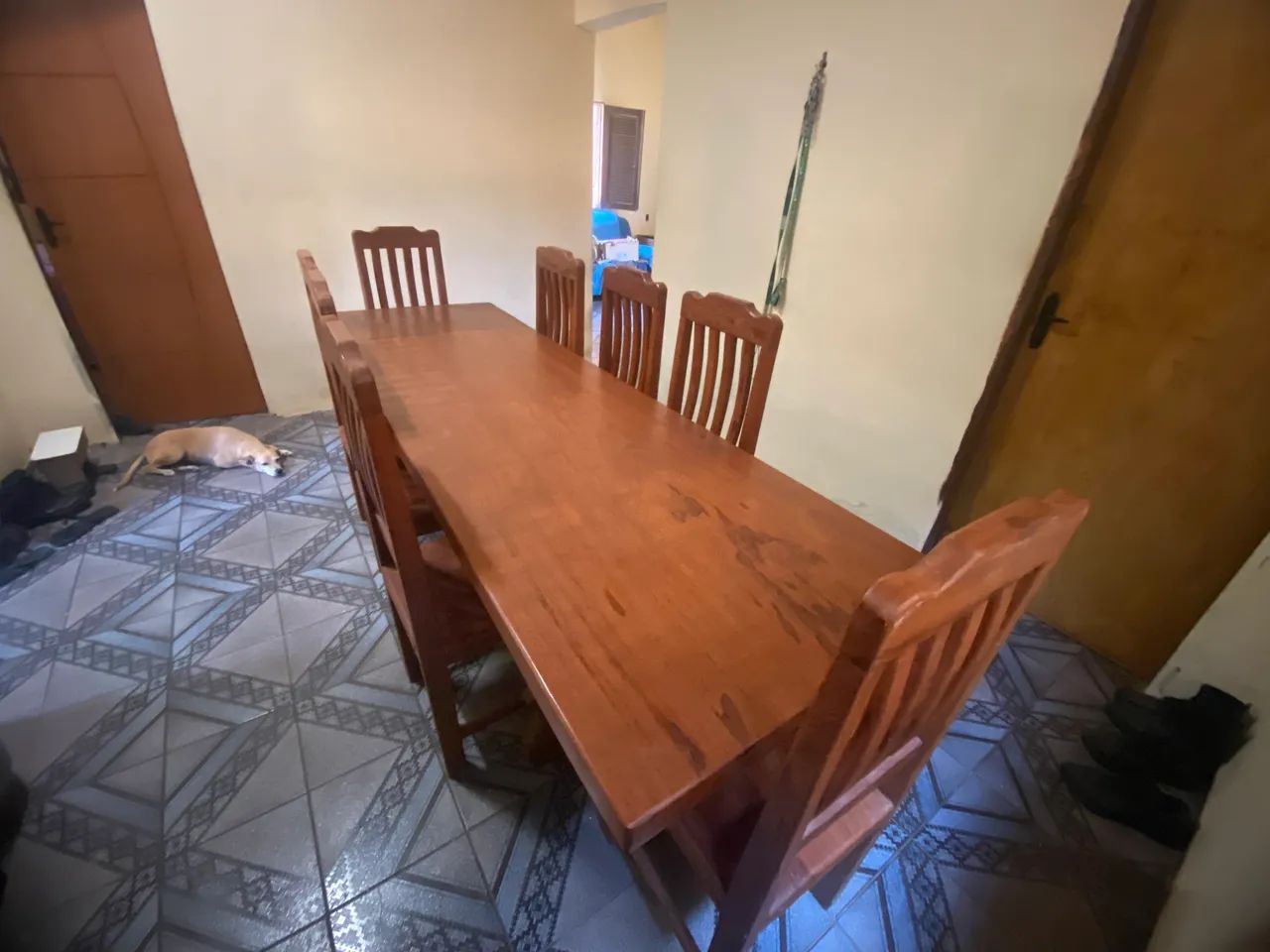 Mesa e 8 Cadeiras de Madeira Maciça semi novo. - Foto 3