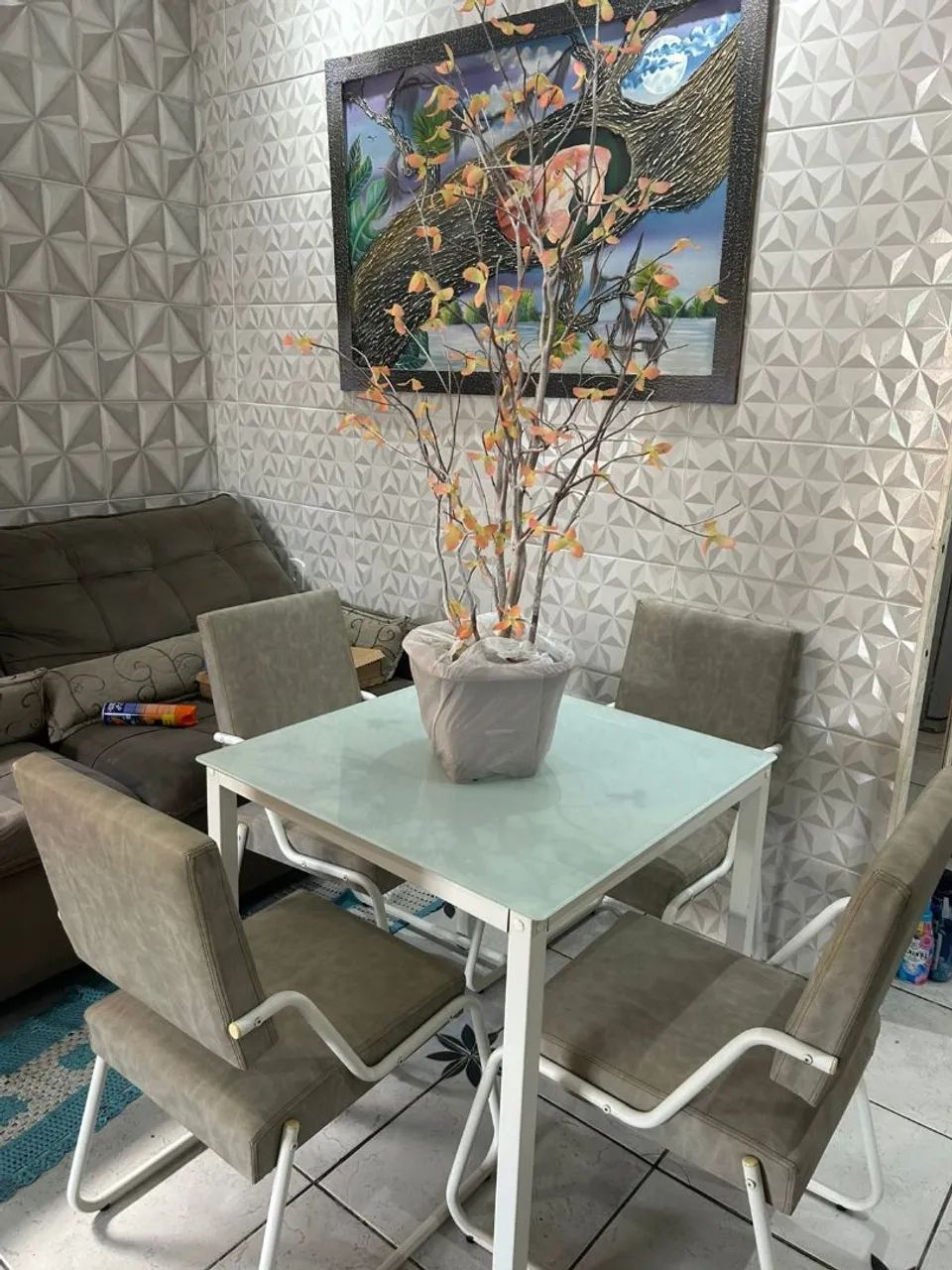 Mesa com 4 cadeiras com tampo d vidro usada porém conservada  - Foto 3