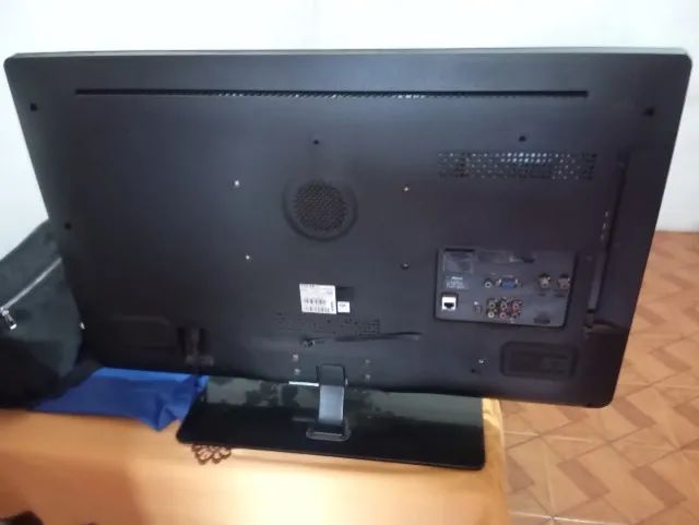 Vendo tv LCD Philips 32 polegadas modelo antigo pesada é semi smart com defeito no audio! - Foto 3
