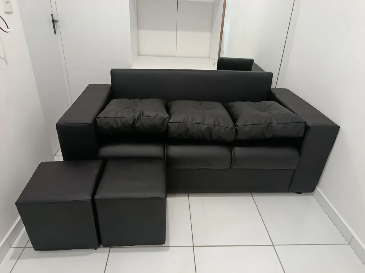 SOFÁ NOVO LUXUOSO EM COURO+ PUFFS( MENOR VALOR) - Foto 2