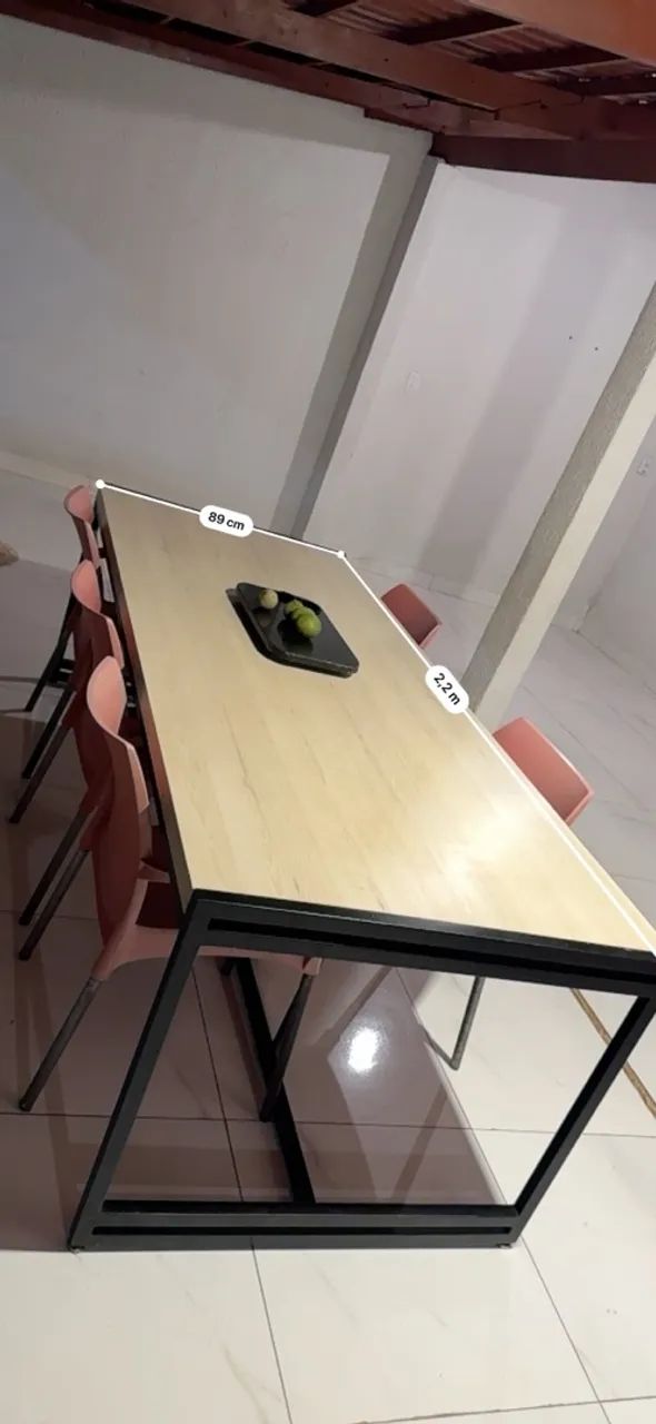 Mesa industrial com cadeiras 
