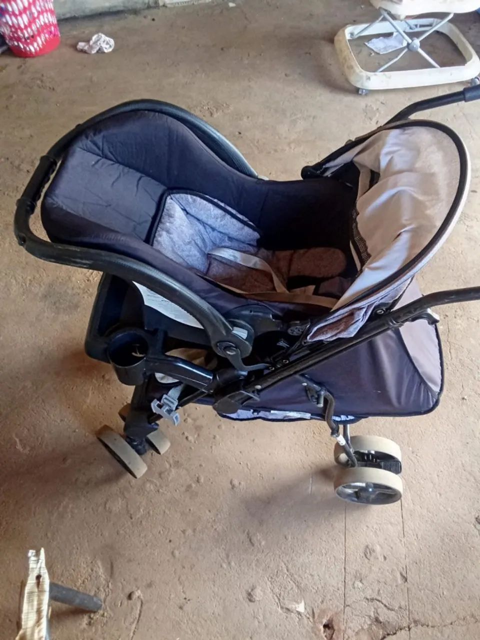 Carrinho de bebe semi novo +bebe conforto, marca TUTTI.  - Foto 4