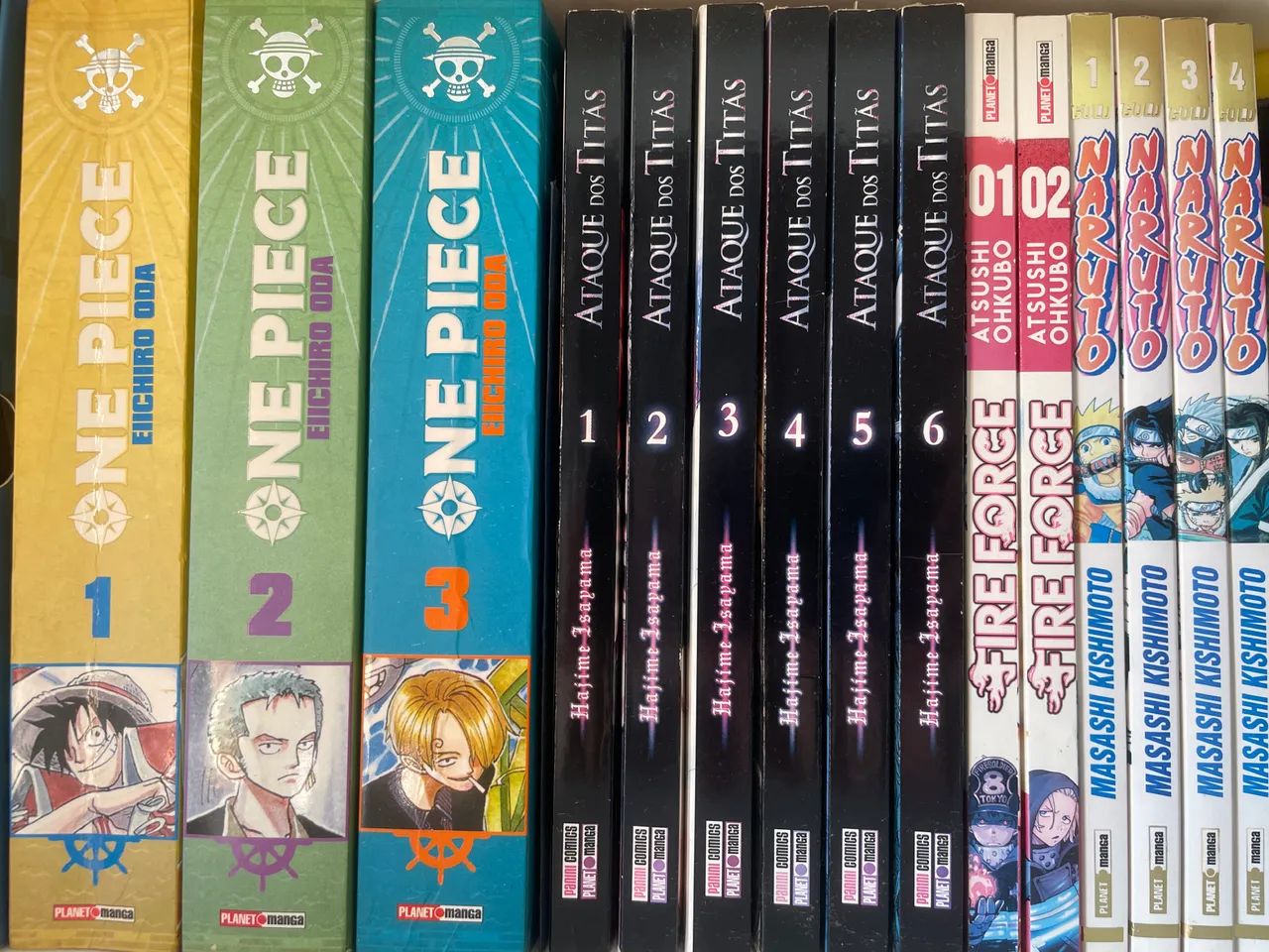 Mangás attack on titan, fire force, naruto e one piece