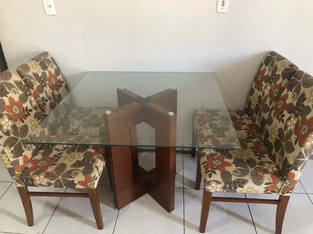 Mesa de jantar com cadeiras