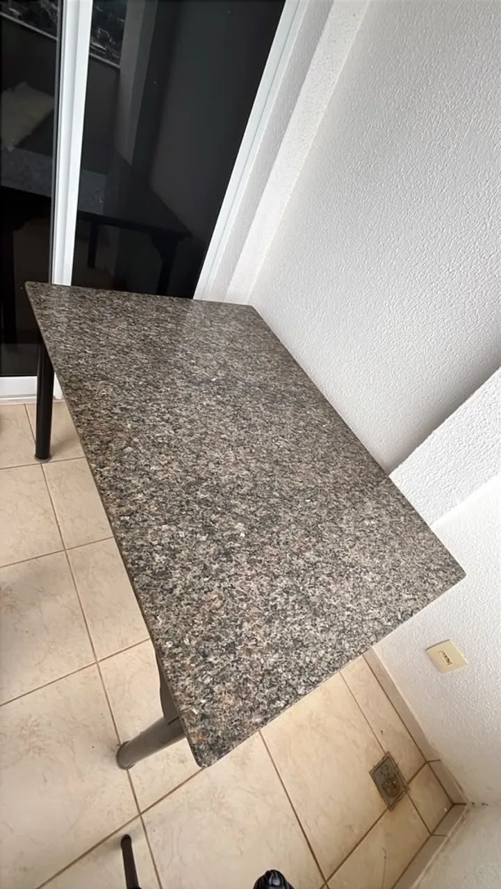Mesa mármore e base de metal