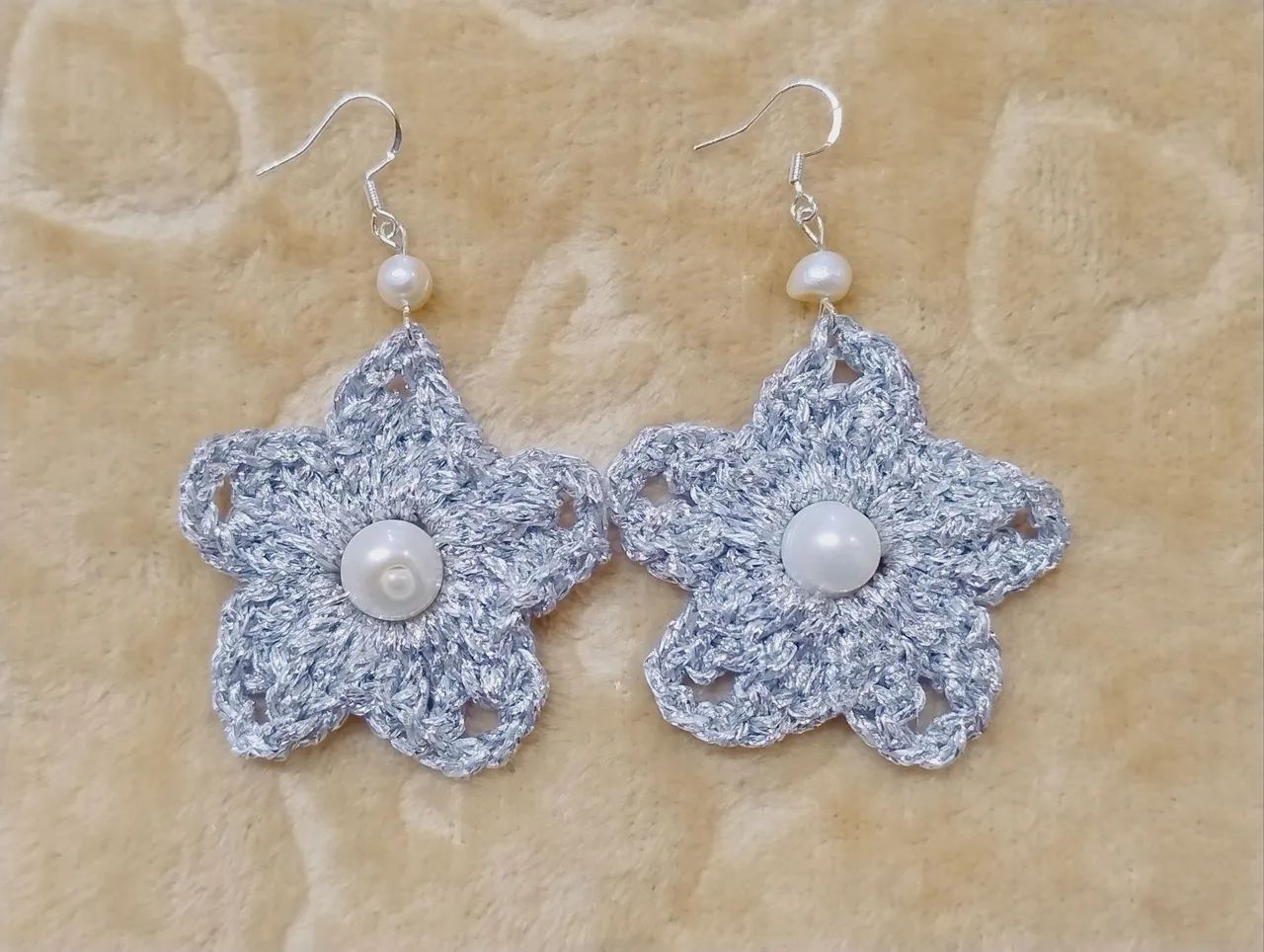 Colar delicado com detalhes em flores de crochê e pérolas. - Foto 2