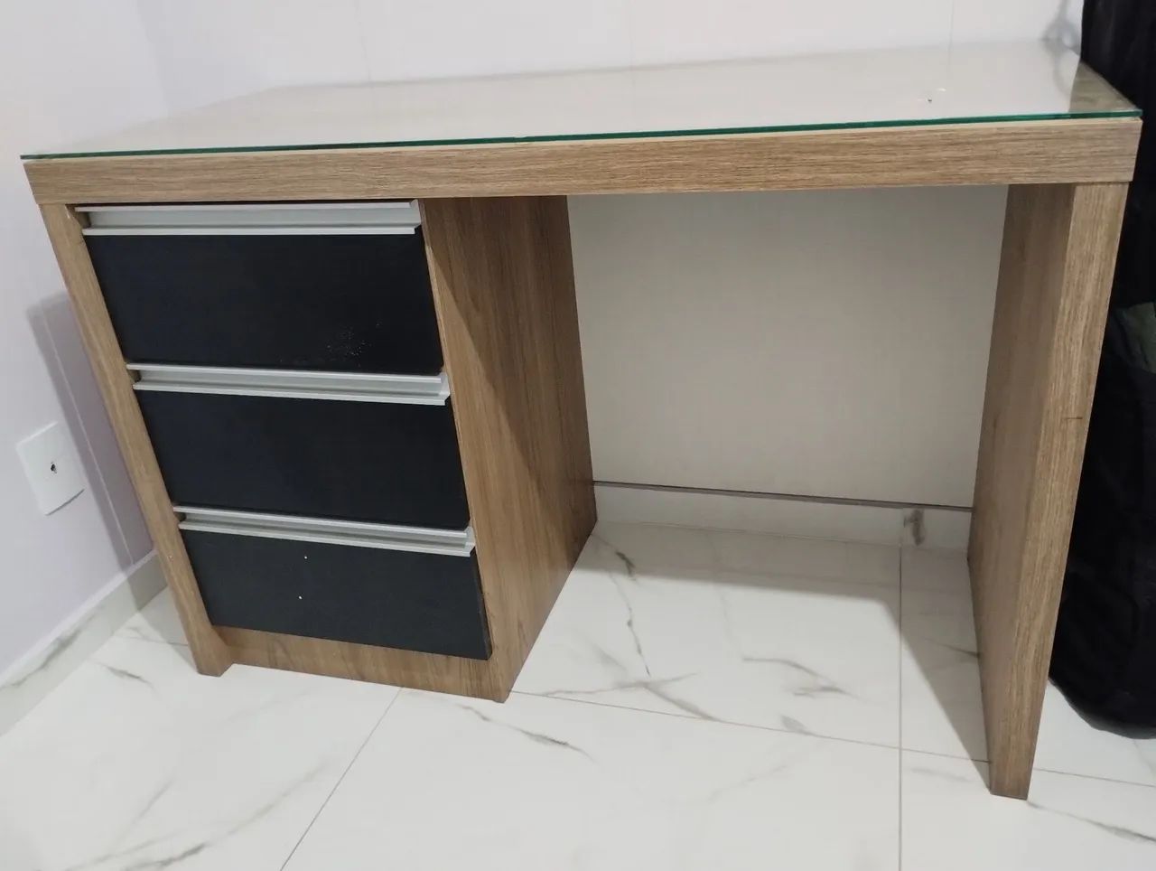 Escrivaninha 100% MDF de ótima qualidade. Aceito troca