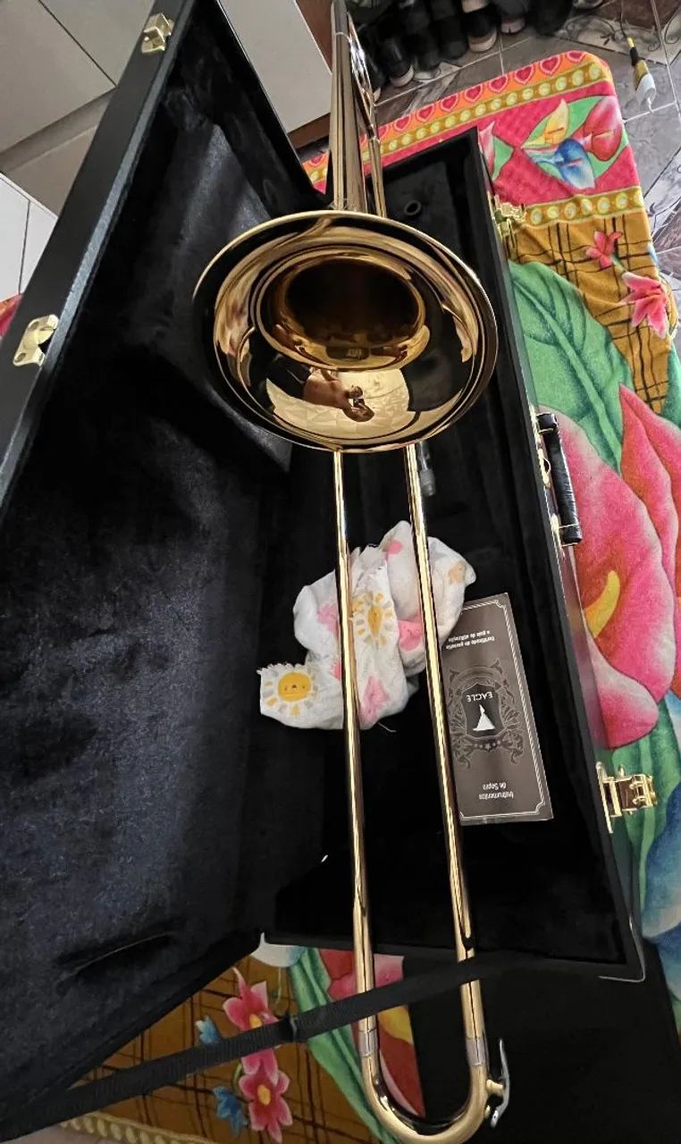 Trombone EAGLE com case em estado de novo - Foto 4
