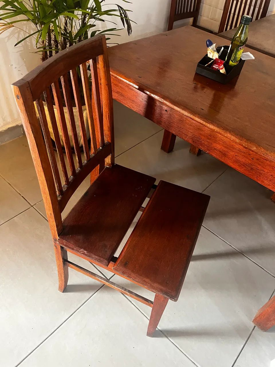 Mesa de madeira e cadeiras - Foto 3