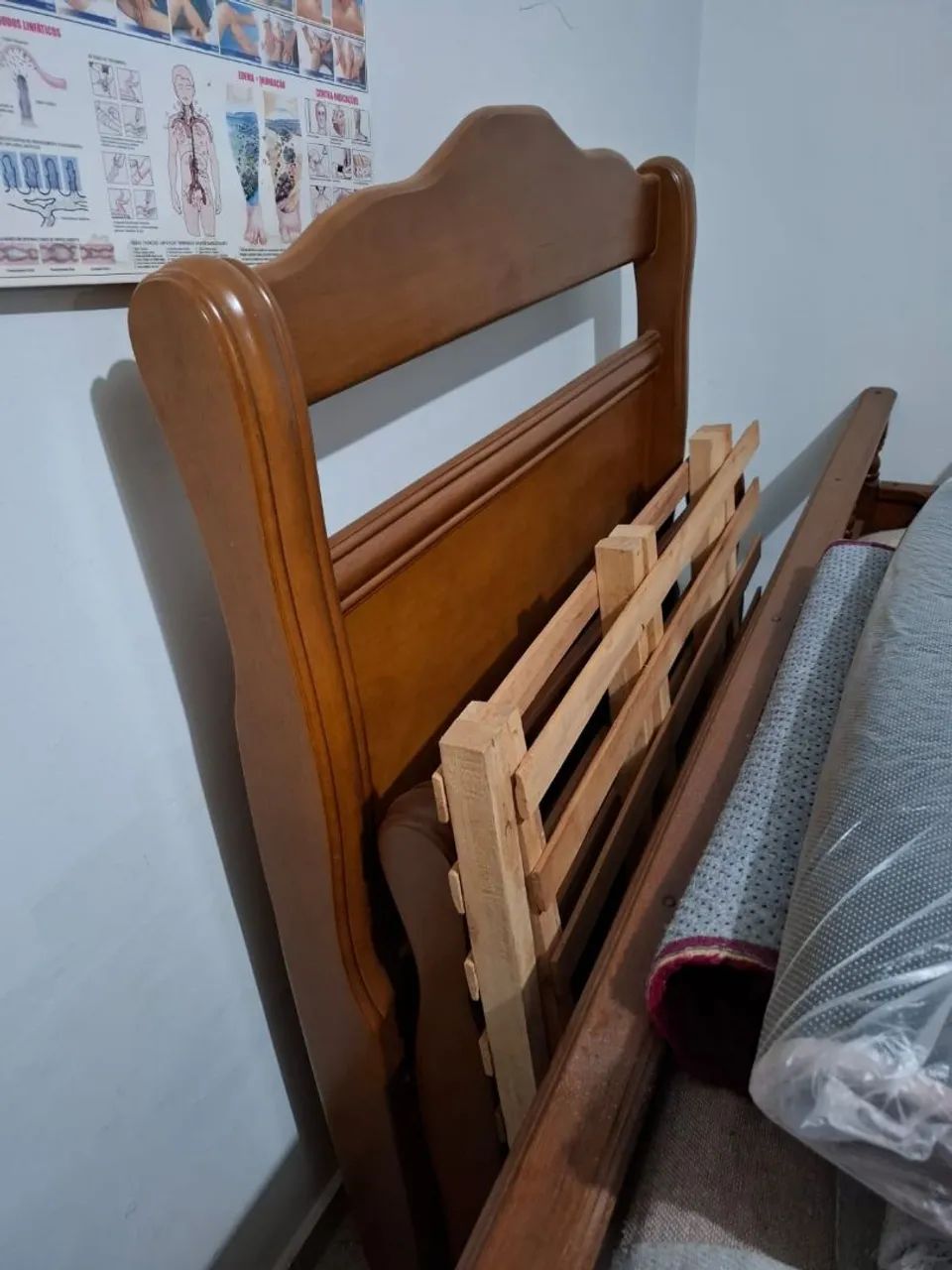 Cama solteiro de madeira