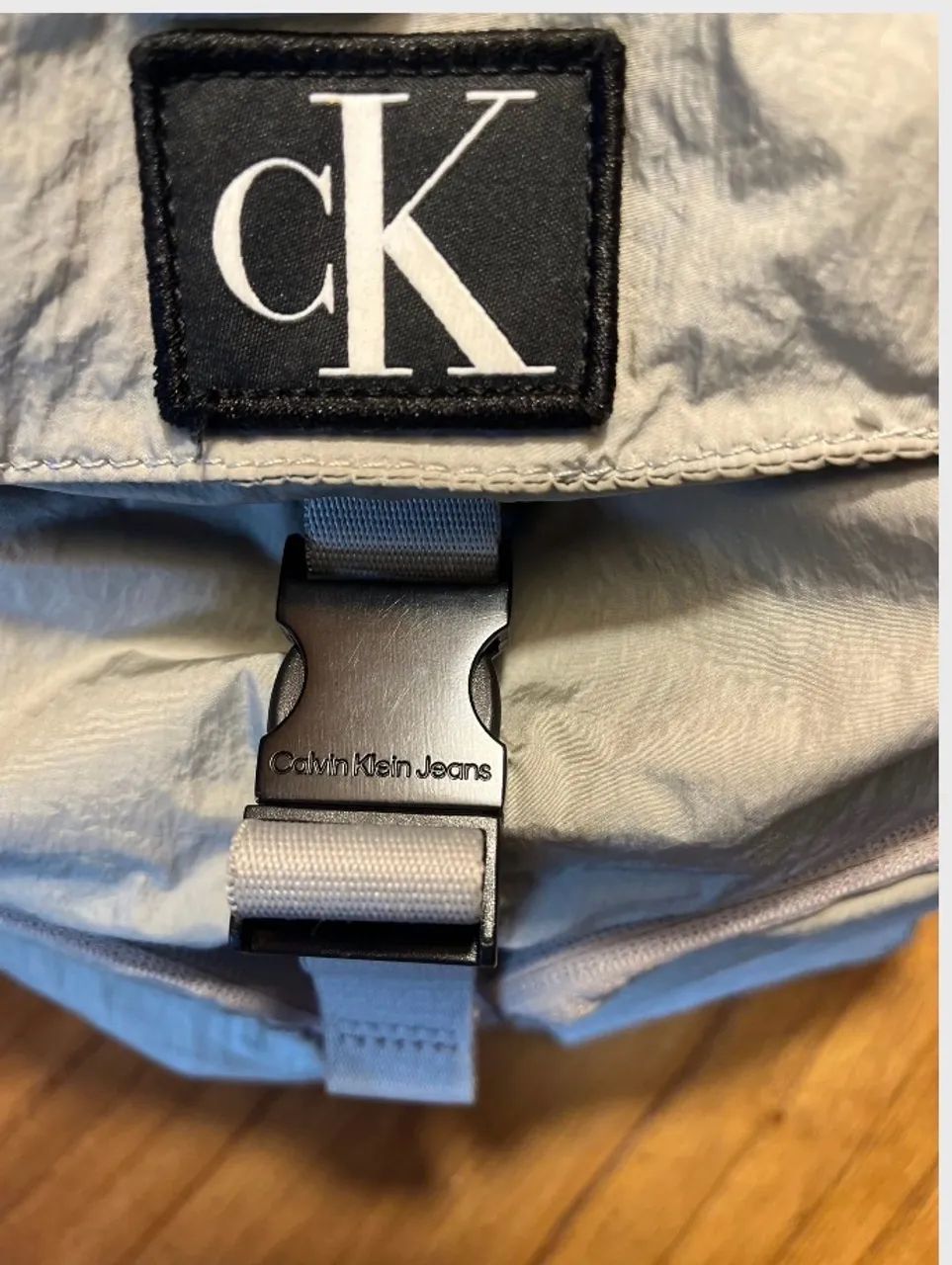 Mochila Calvin Klein nylon cinza claro  - Foto 3
