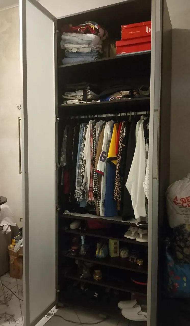 Guarda roupa com porta de vidro sem Mem uma avaria  - Foto 3