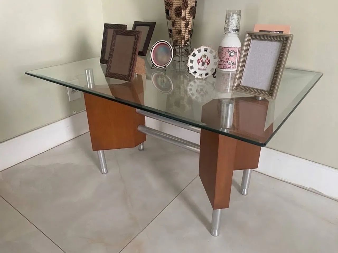 Mesa com tampo de vidro 100 x 70