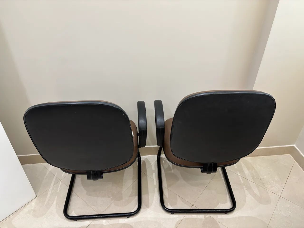 2 Cadeiras com pés fixos e braços  - Foto 2