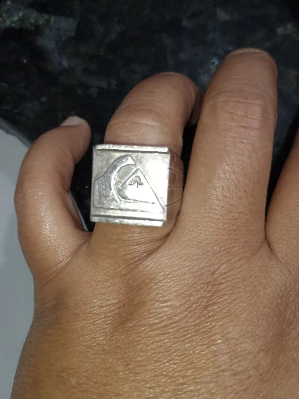 Anel de prata com  símbolo Quiksilver