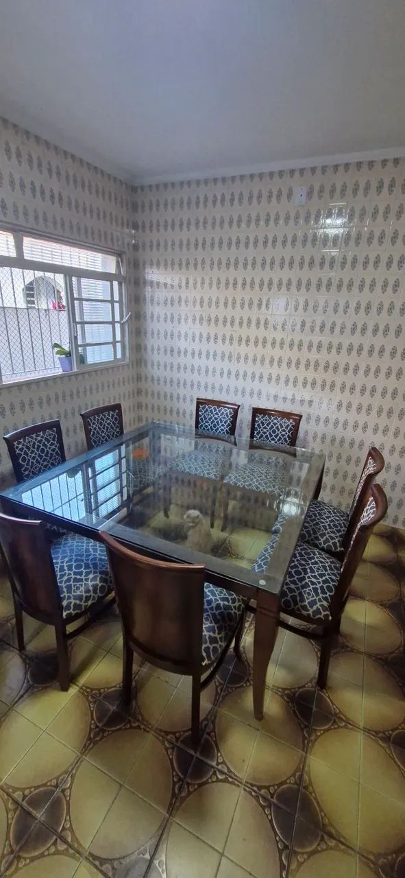 Mesa + 8 cadeiras em madeira maciça