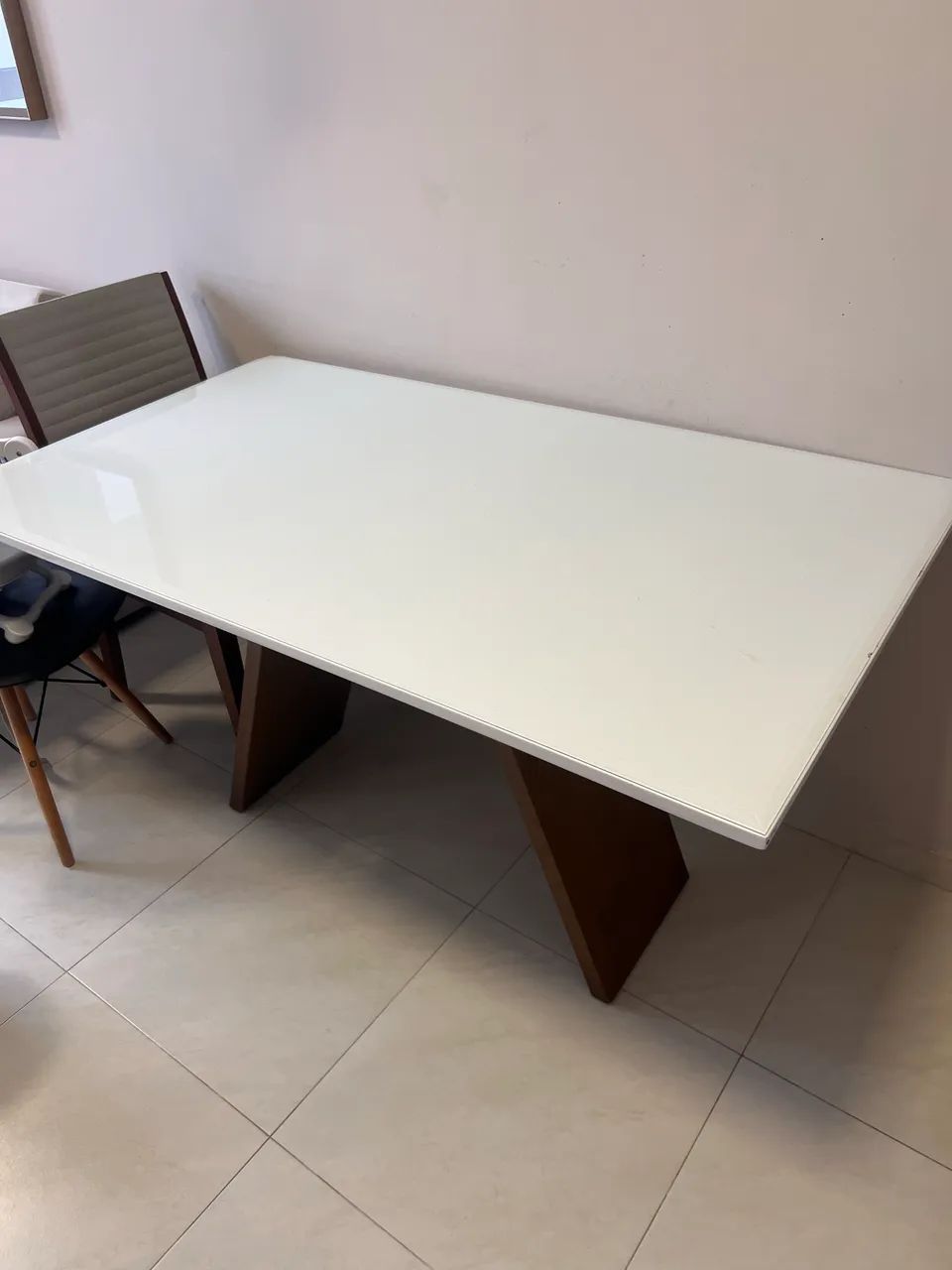Mesa em laka branca+vidro com pés madeira - Foto 4