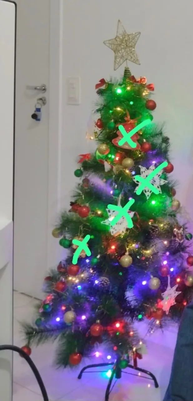 ÁRVORE DE NATAL COM ENFEITES 