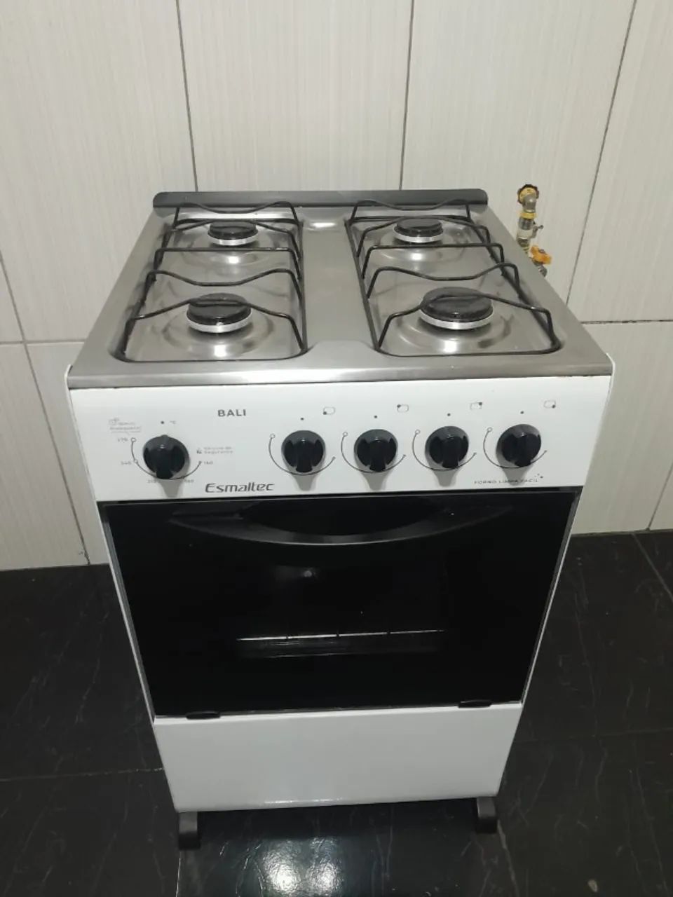 Vendo Fogão 4 bocas, pra gás encanado,sem a mangueira, 9 meses de uso,semi novo.