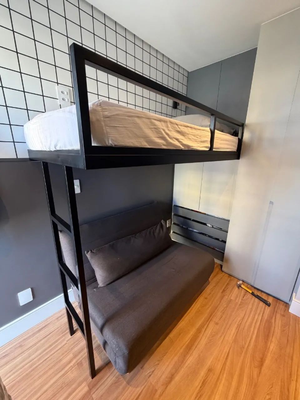 Cama suspensa em serralheria 