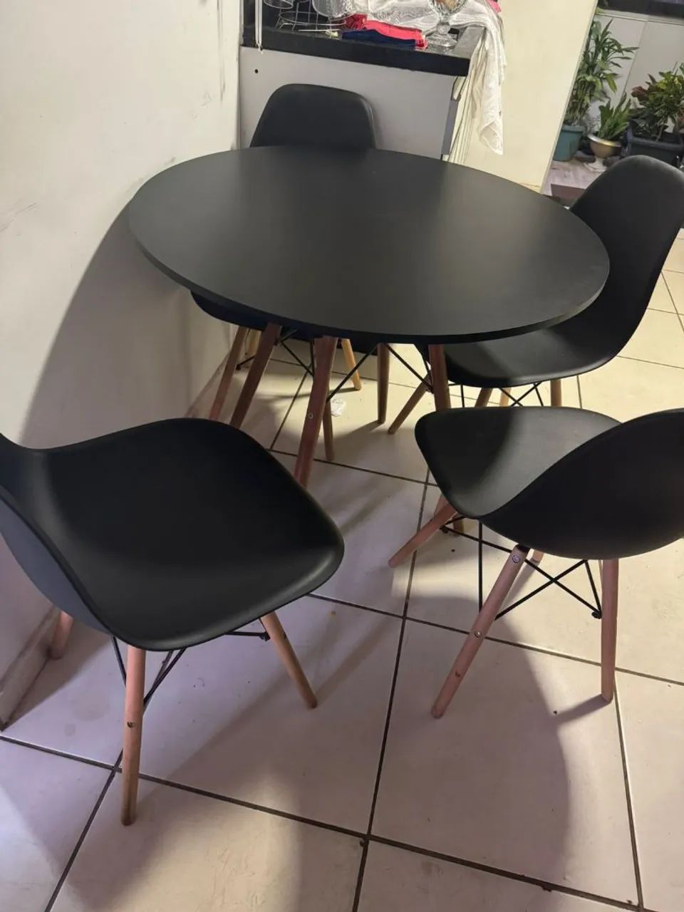 Mesa com 4 cadeiras palito.  