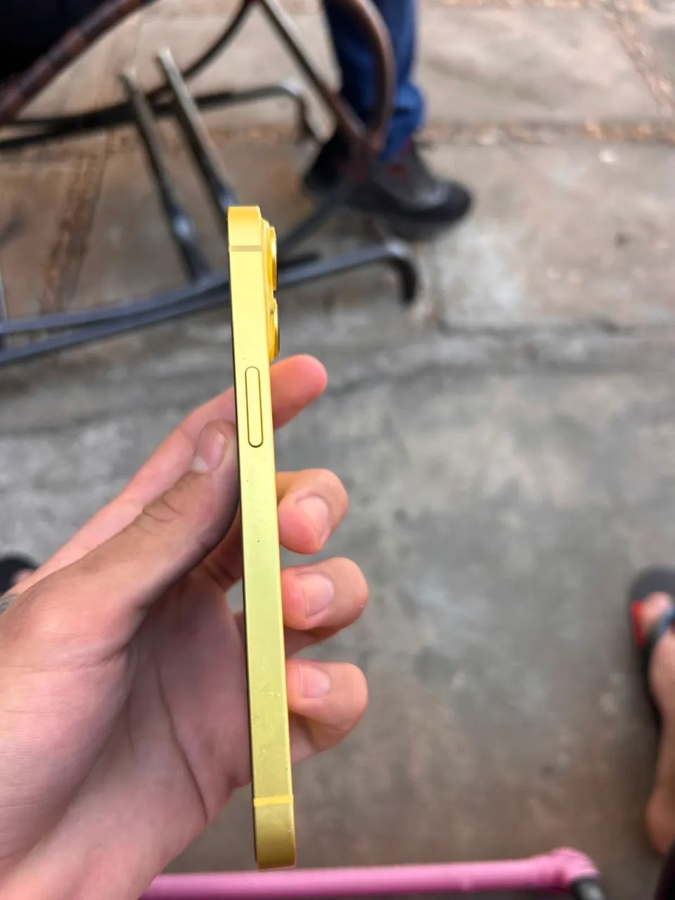 Vendo iPhone 14 com 256gb, e 83% de bateria, sem detalhes - Foto 2