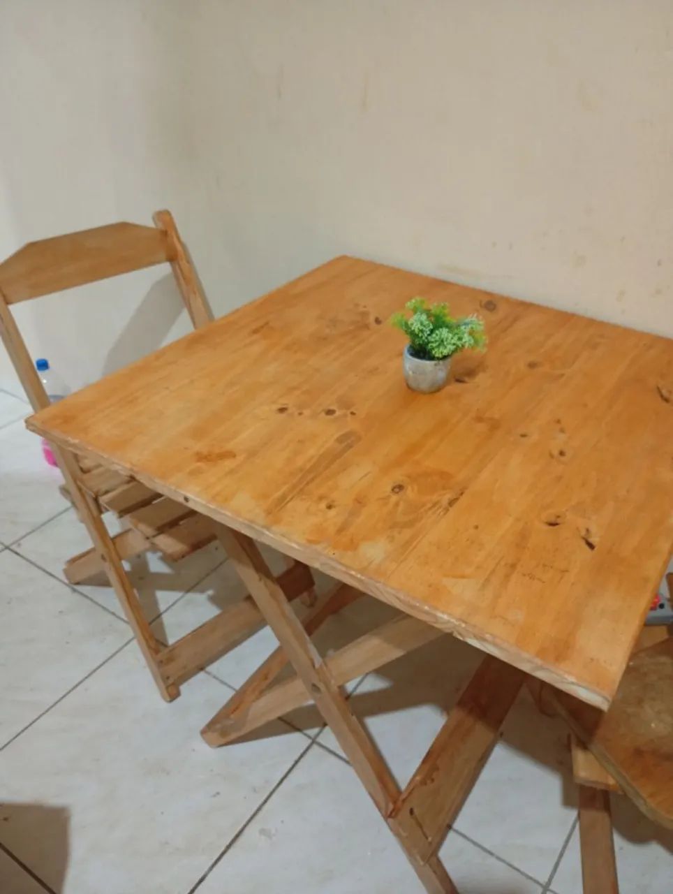 Mesa dobrável de eucalipto + 4 cadeiras