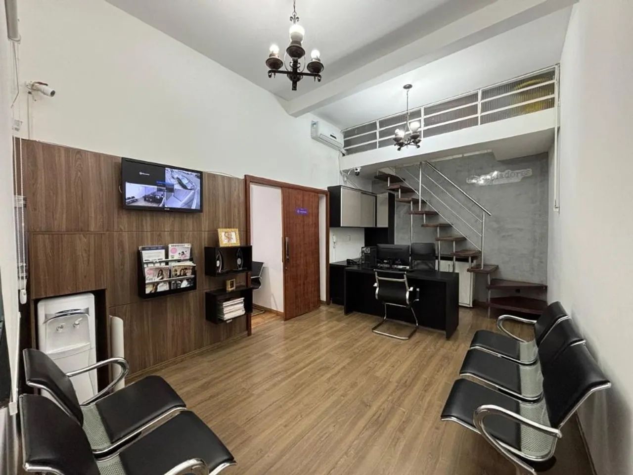 Casa Comercial para Venda e Locação em região Central.