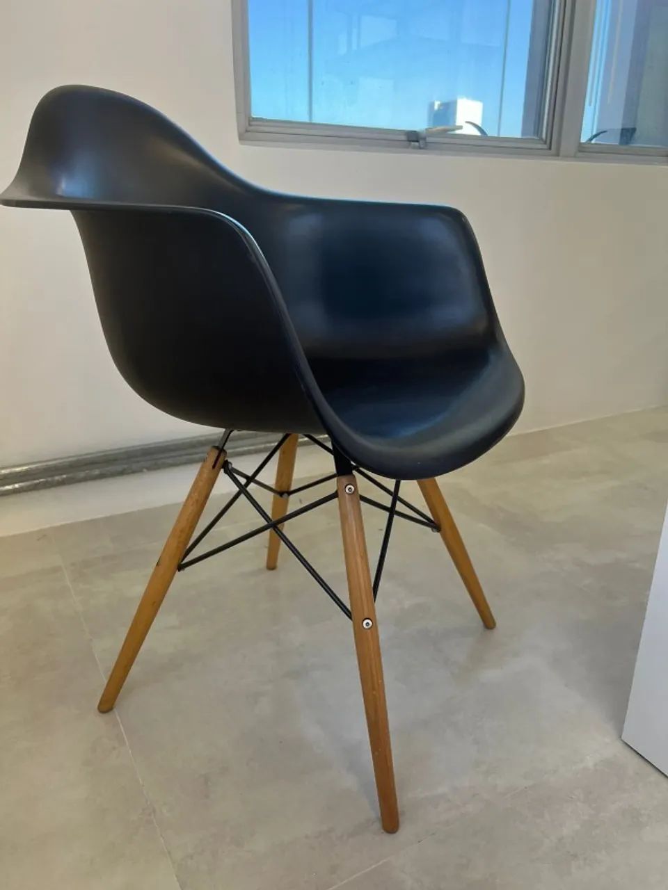 4 uni - Cadeiras com Braço Charles Eames - Valor Original (R$ 676,00) - Foto 3