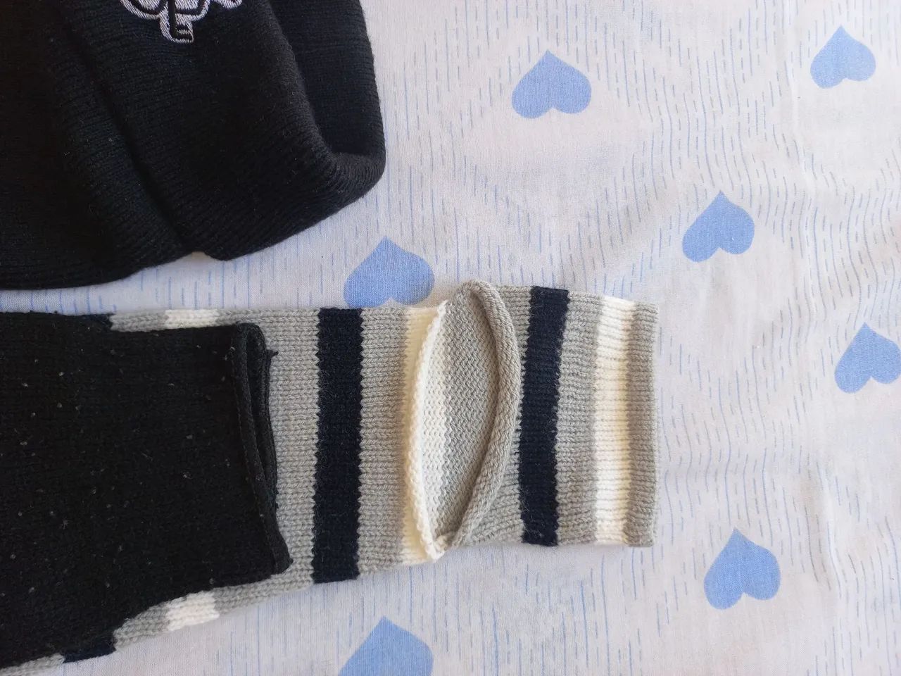 1 par de meião, 1 touca e 1 par de luvas em lã preta. - Foto 5