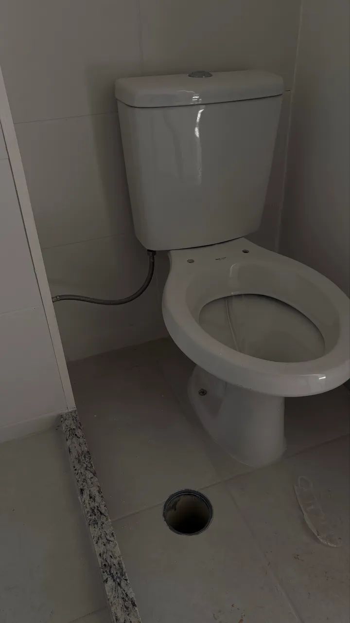 2 Vasos Sanitários Roca com Caixa Acoplada - Brancos - Foto 2