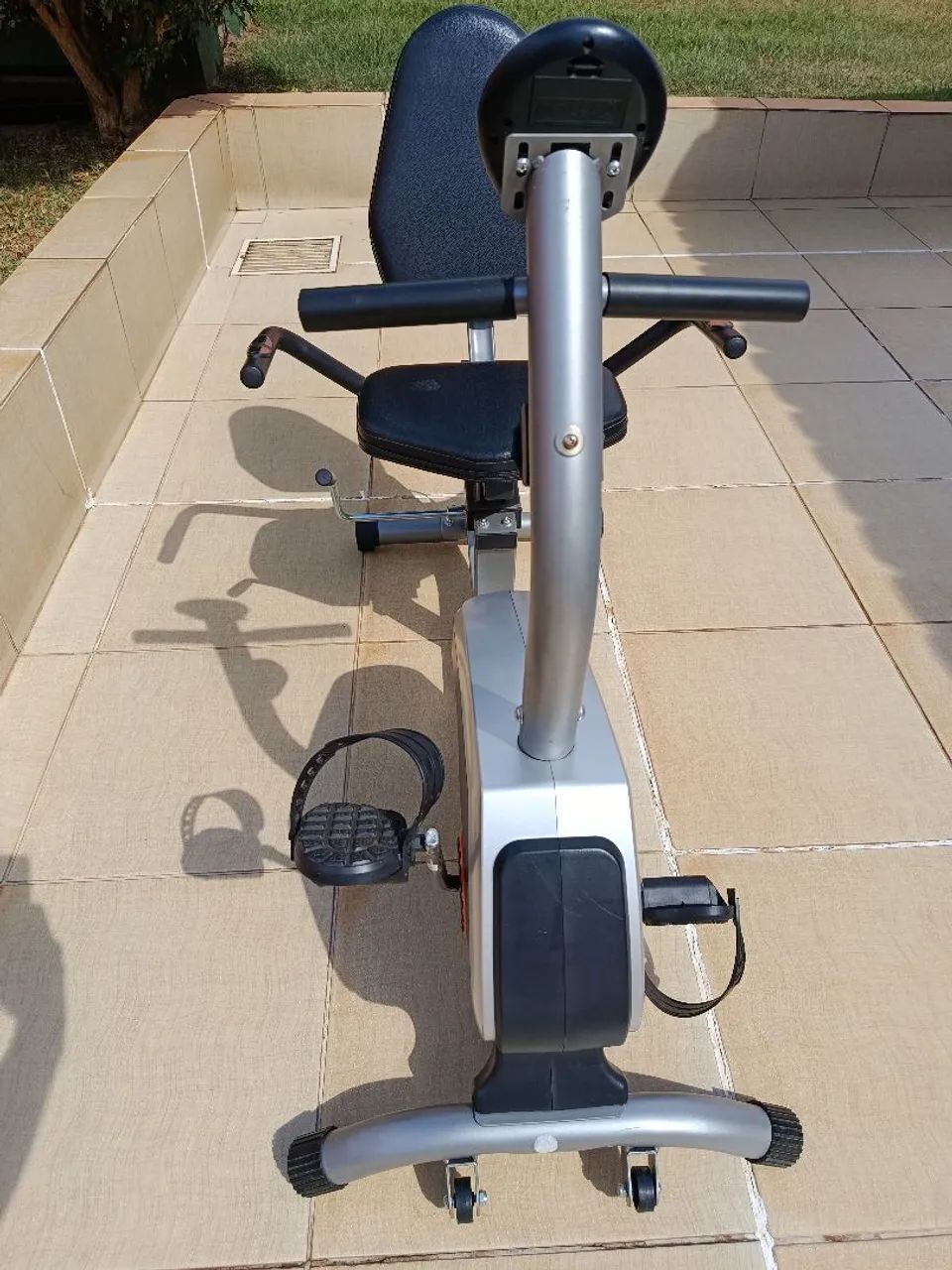 Vende-se bicicleta Ergométrica muito Nova  - Foto 4