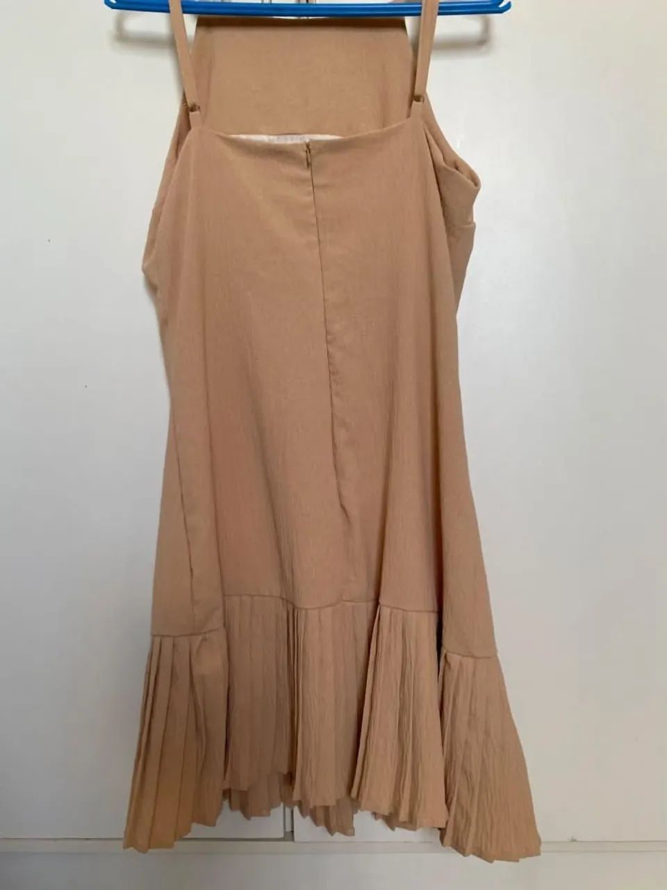 Vestido bege com barra plissada 