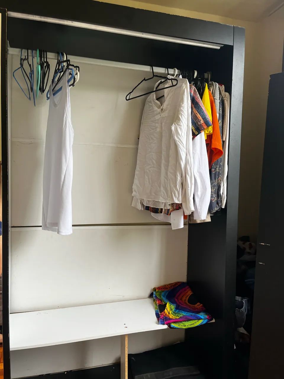 Vendo guarda-roupa de solteiro  - Foto 4