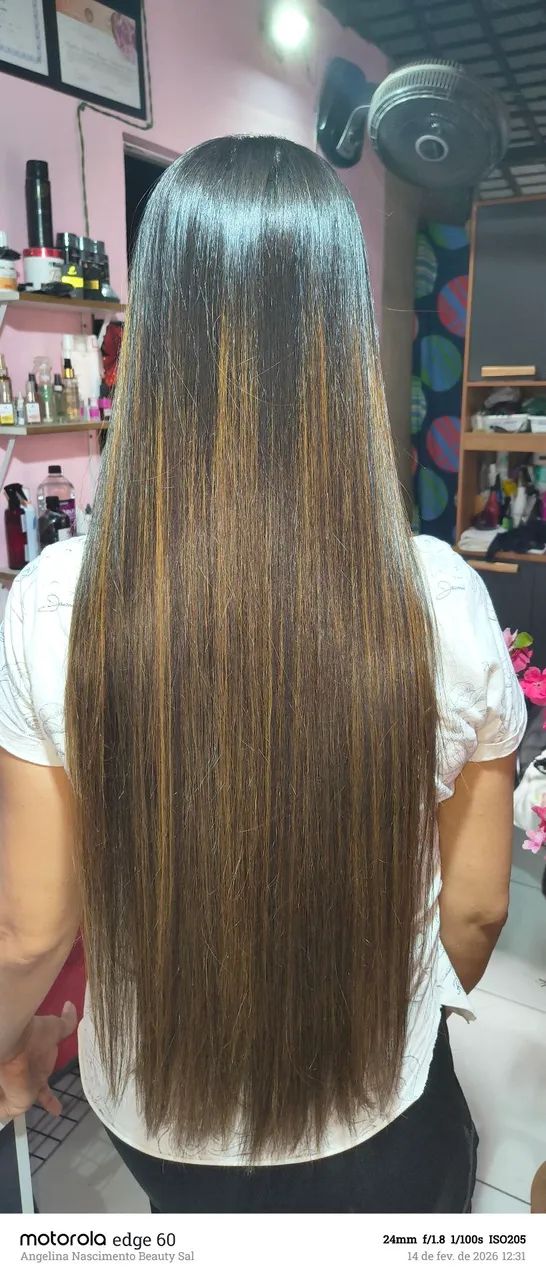 Cabelereira, manicure e pedicure 