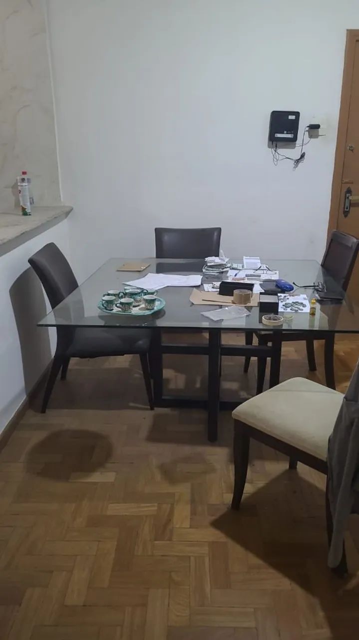Mesa com tampo de vidro e 6 cadeiras 