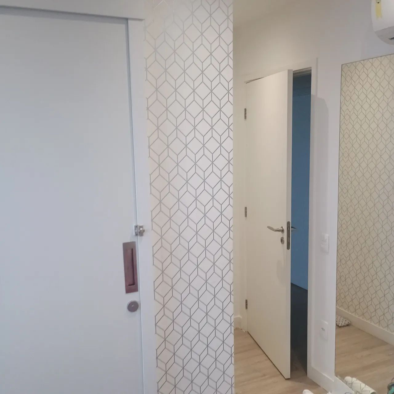 Trabalho com instalação de papel de parede  - Foto 2